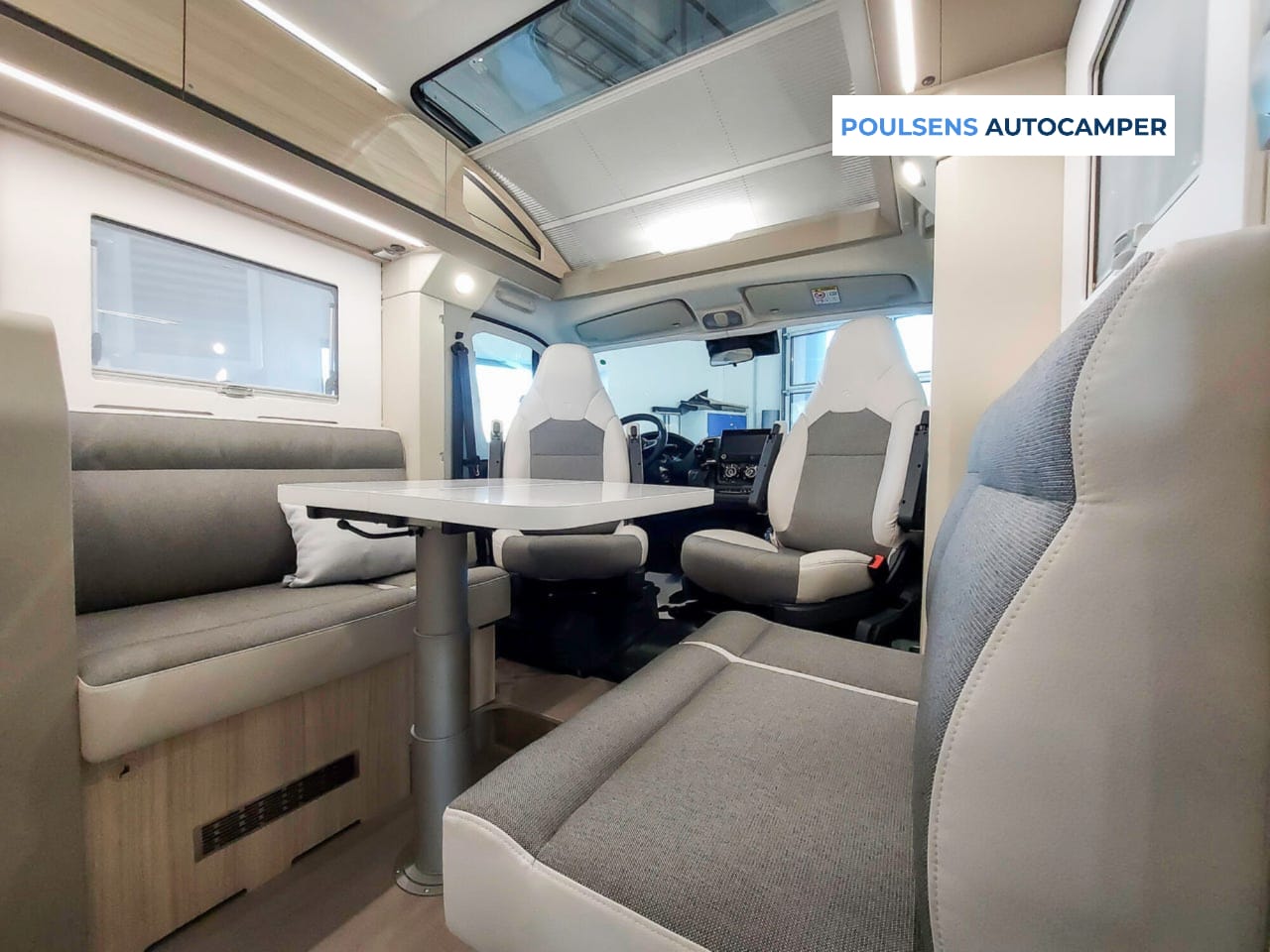 Salon intérieur du Adria Compact 60Y Edition 2026