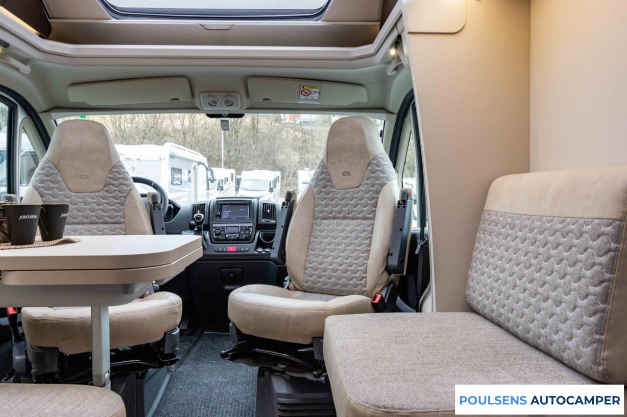 Salon intérieur du Adria CORAL 670 SL 2020 avec lit pavillon