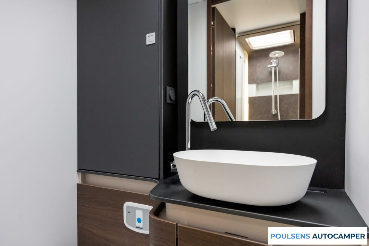 Salle de bain du Adria CORAL 670 SL 2020 avec douche et WC