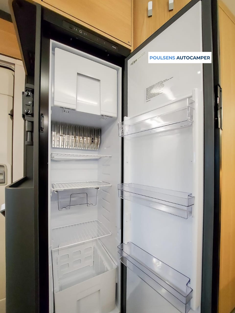Cuisine du Adria Coral Plus 670 SL avec réfrigérateur