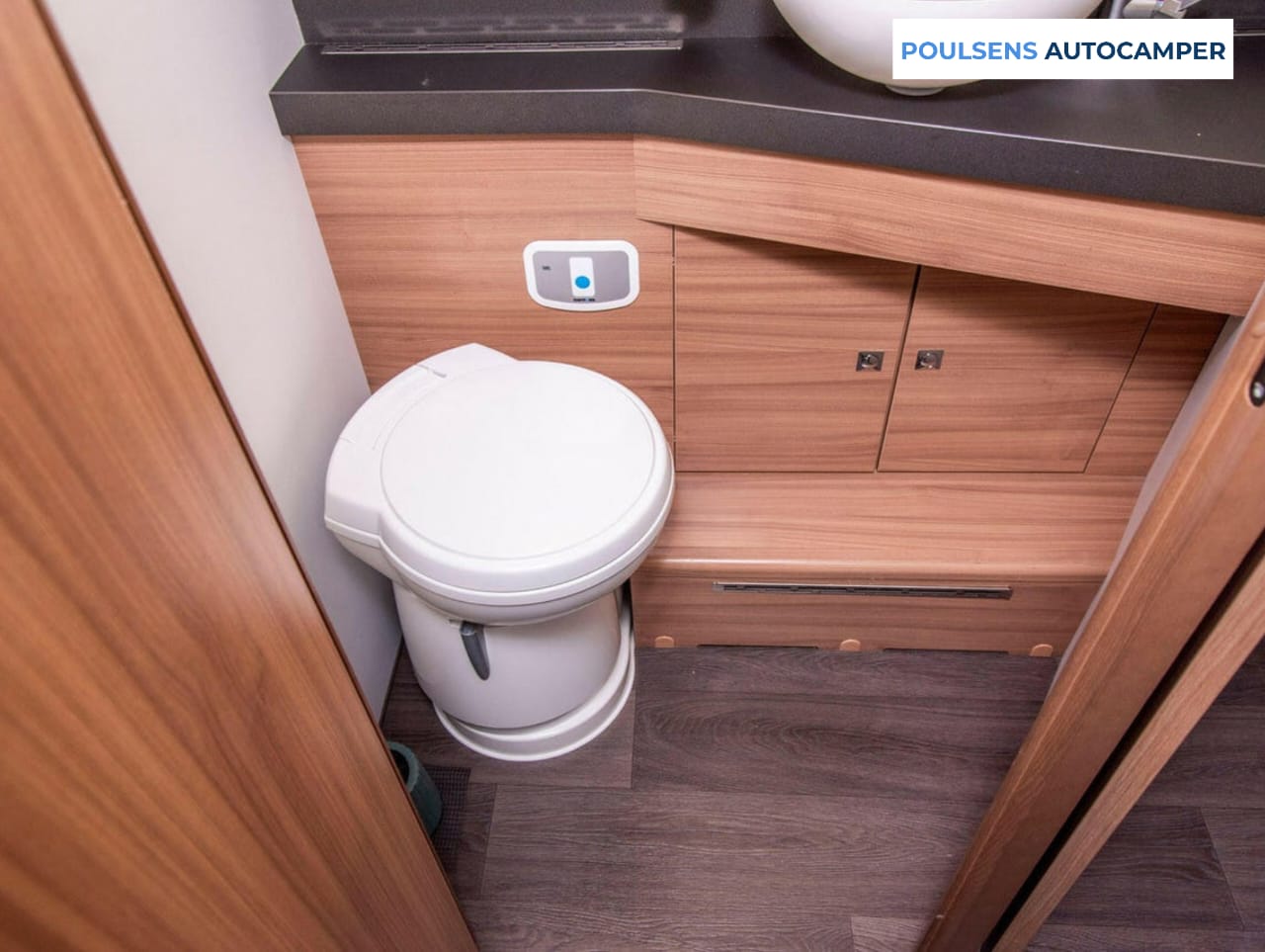 Salle de bain du Adria MATRIX 670 SC 2020 avec douche et WC chimique