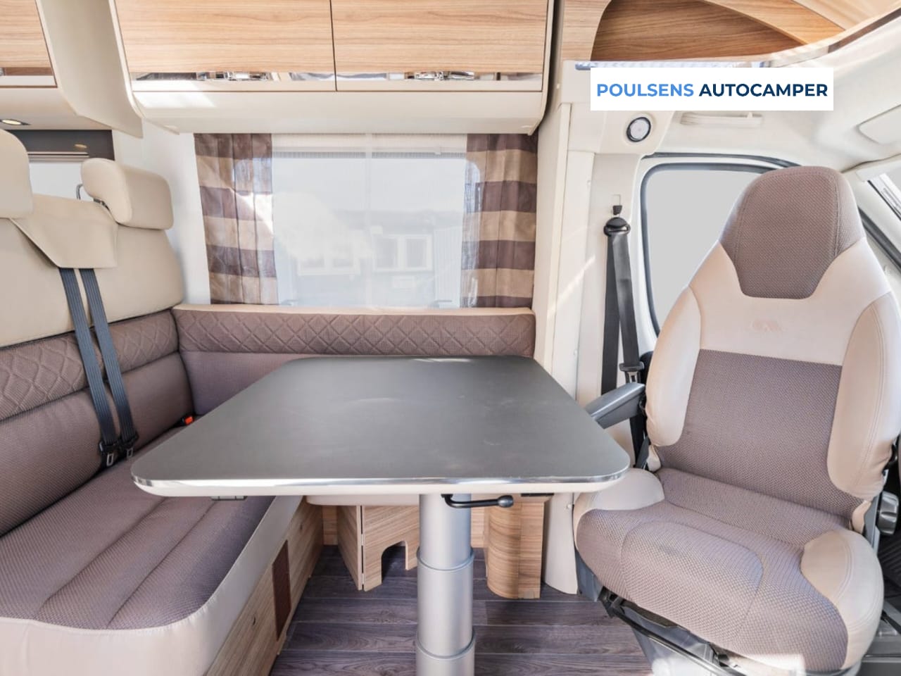 Salon intérieur de l’Adria Matrix M 670 SC