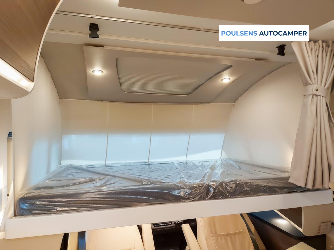 Espace couchage du Adria Sonic Supreme 700 DL