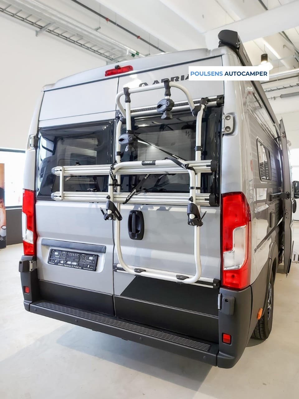Vue arrière du Adria Twin Supreme 640 SLB avec auvent