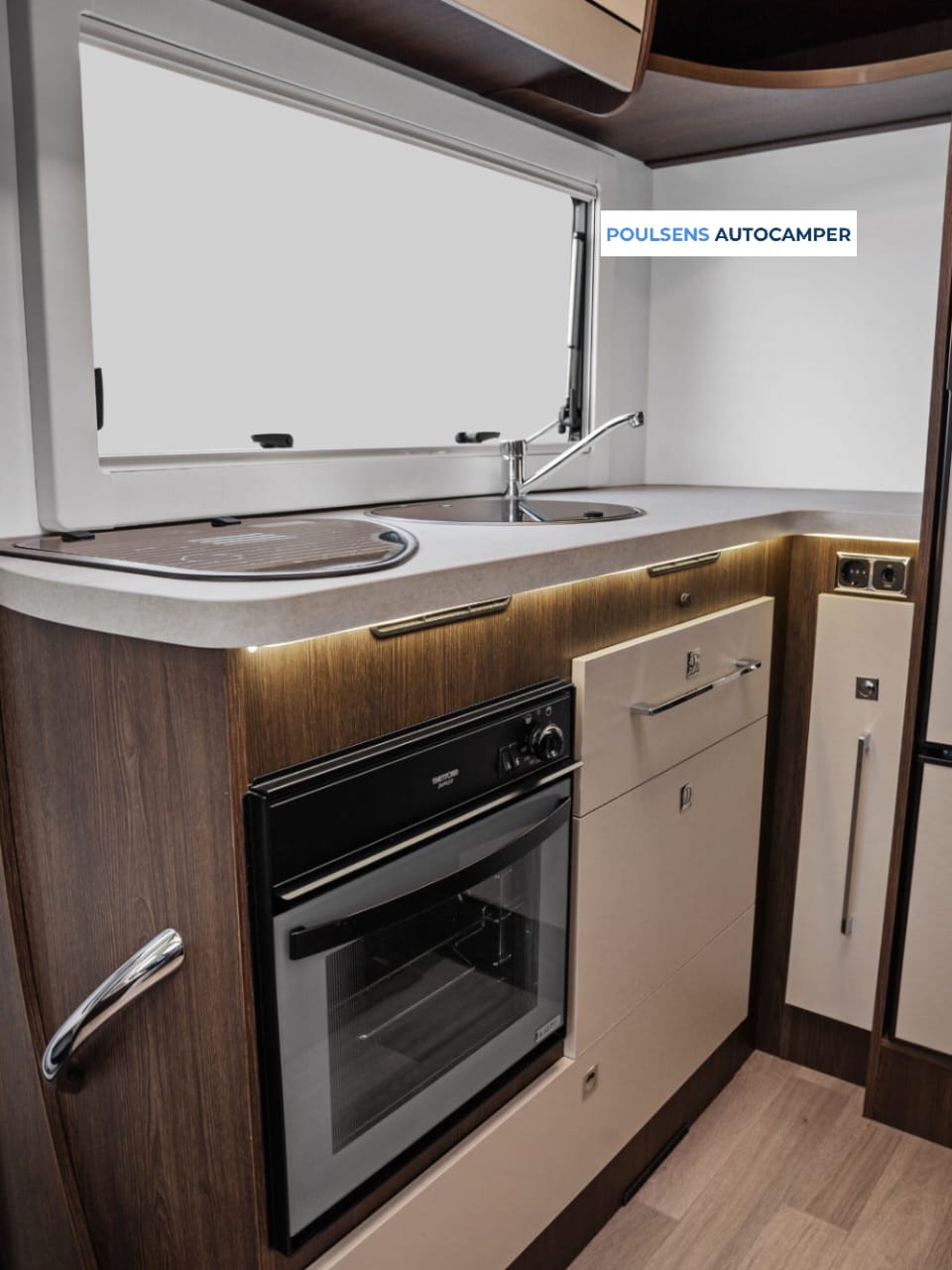 Cuisine du Benimar Tessoro 481 avec réfrigérateur et congélateur