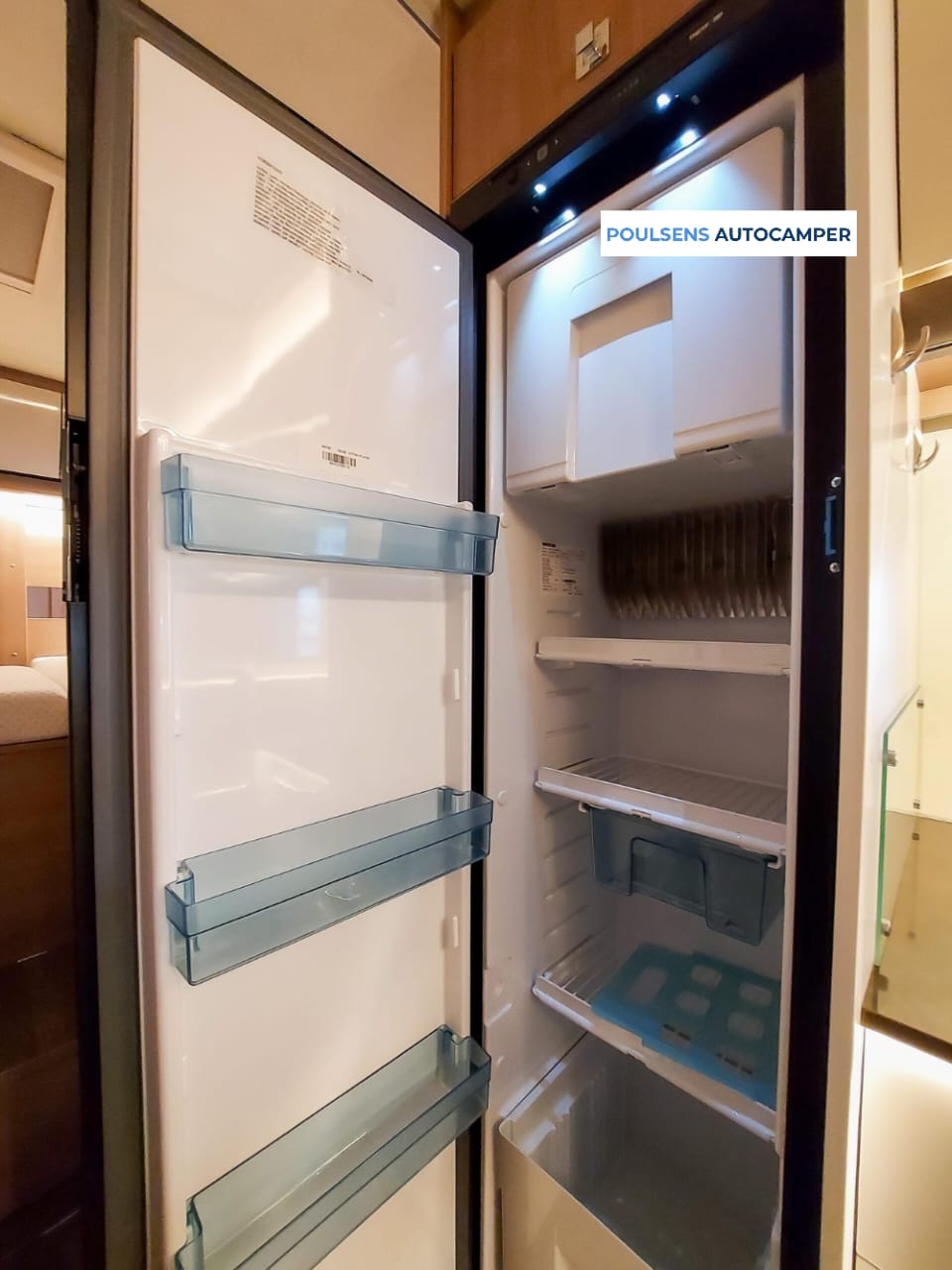 Cuisine du Bürstner Lyseo T 690 G avec réfrigérateur