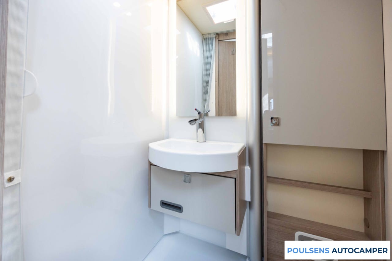 Salle de bain du Bürstner Nexxo VAN T 700 2023 avec douche et toilettes