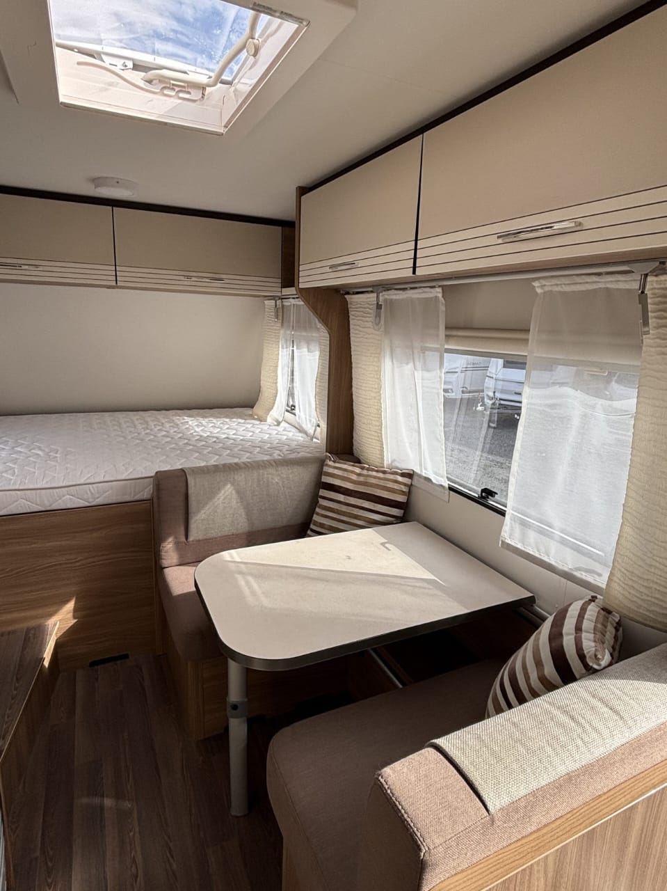 Salon intérieur de la Bürstner Premio Life 425