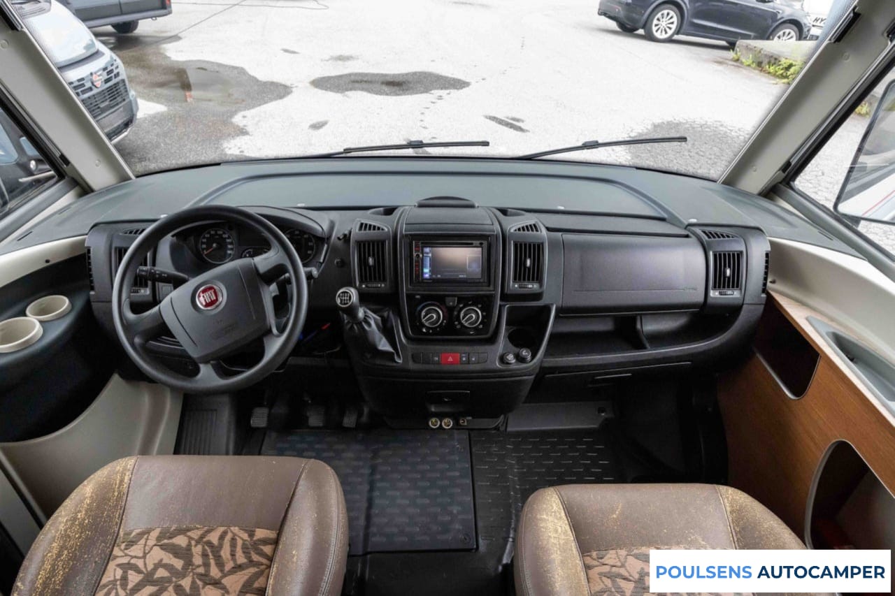Cabine avant du Bürstner Viseo I 707 2013 avec tableau de bord Fiat