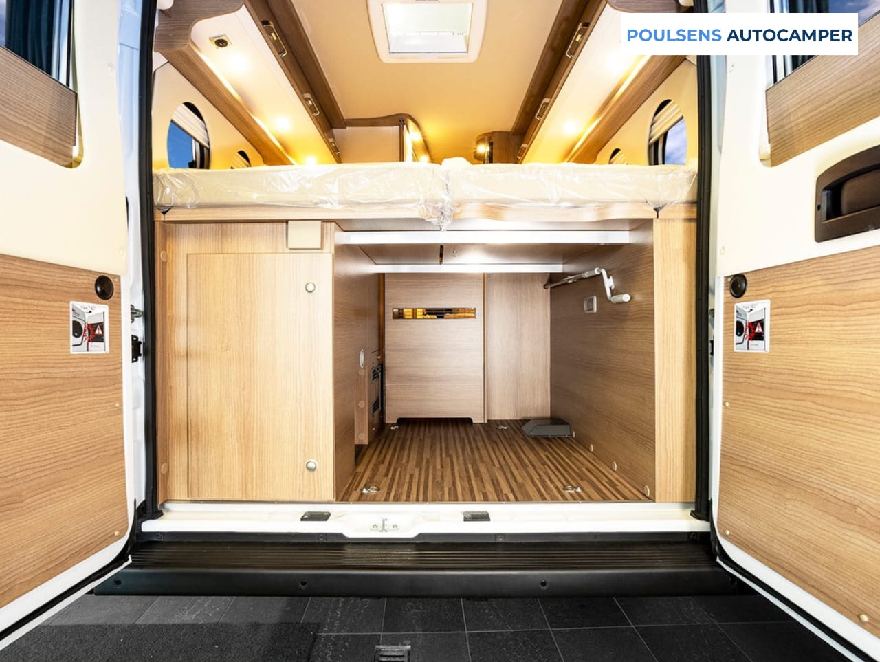 Vue arrière du camping-car urbain Carthago 640 LE CHARMING GT 2023 sur base Fiat Ducato