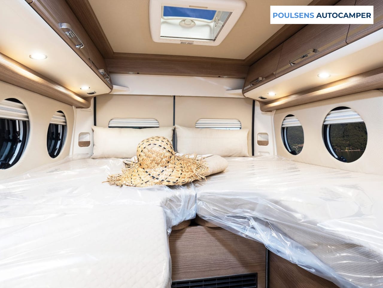 Espace couchage du camping-car urbain Carthago 640 LE CHARMING GT 2023 avec lits jumeaux, lit pavillon et dinette convertible