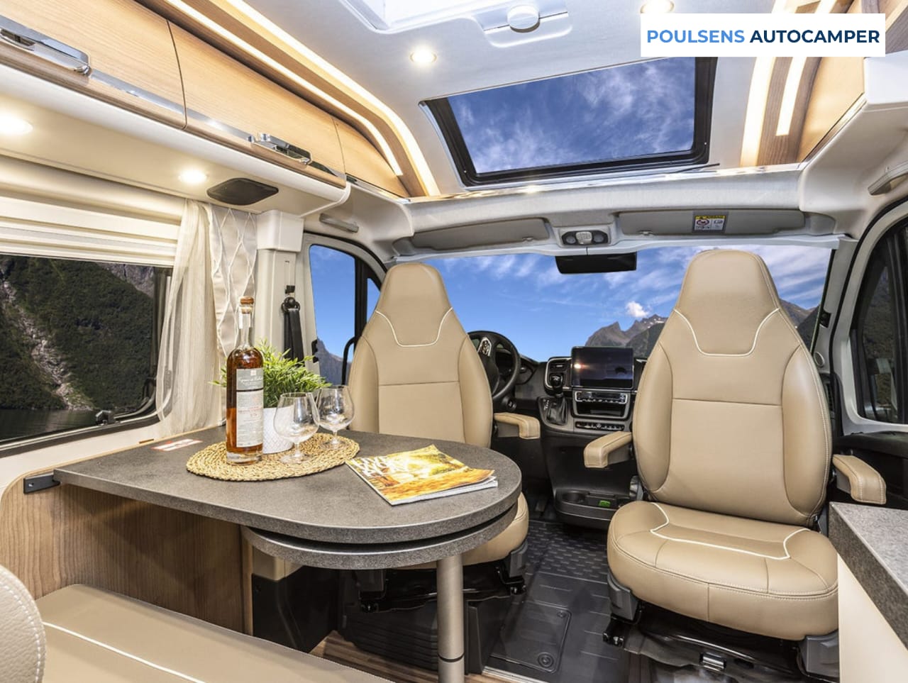 Salon intérieur du camping-car urbain Carthago Van 640 2023 d’occasion avec banquettes, éclairage LED et table centrale.