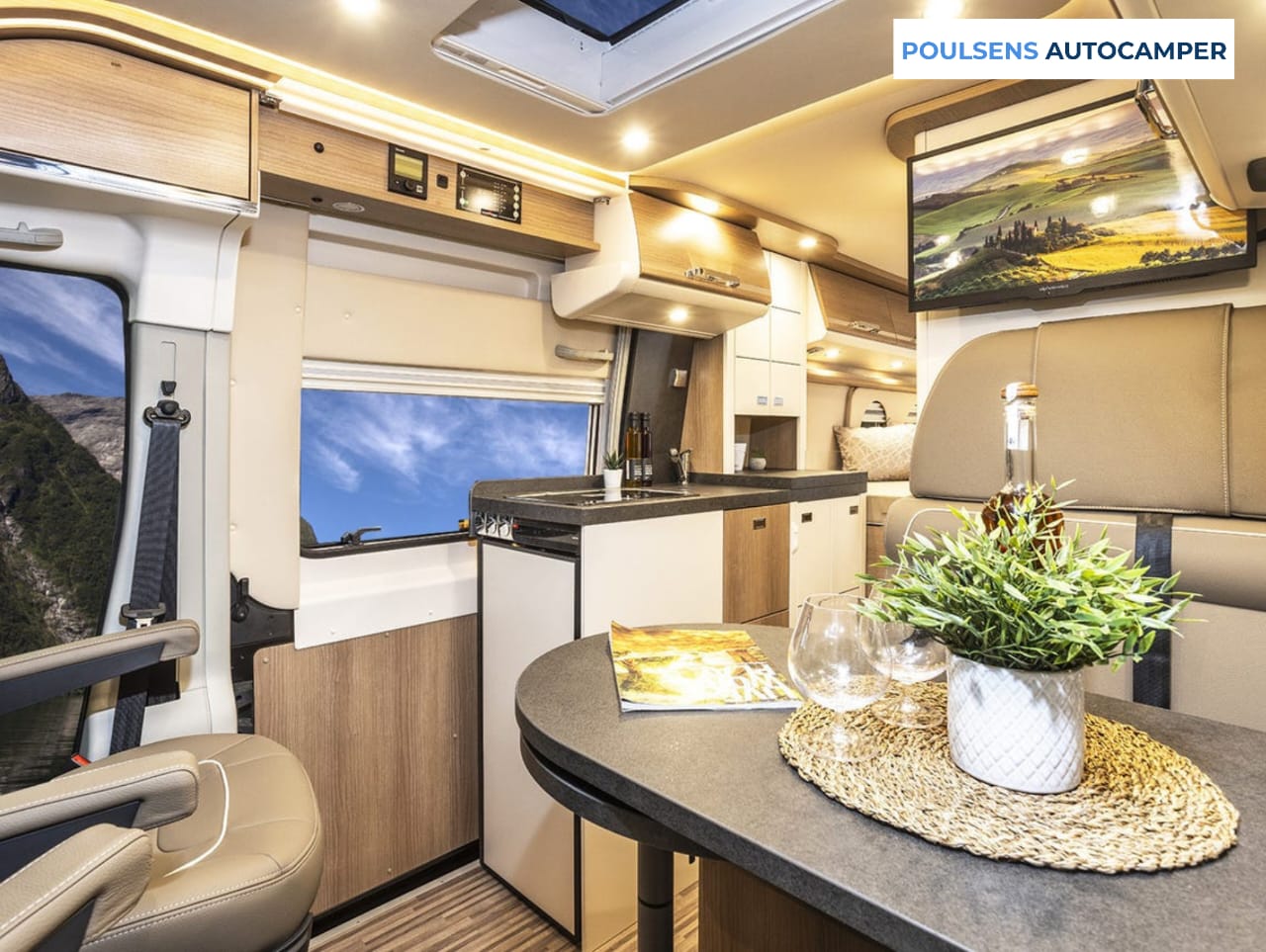 Salon intérieur du camping-car urbain Carthago Van 640 2023 d’occasion avec banquettes, éclairage LED et table centrale