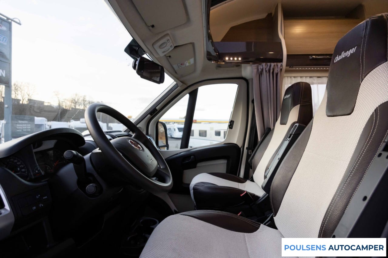 Cabine avant du Challenger 398 XLB 2017 avec tableau de bord Fiat