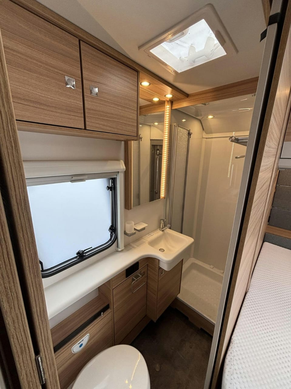 Salle de bain de la Dethleffs Camper 530 FSK