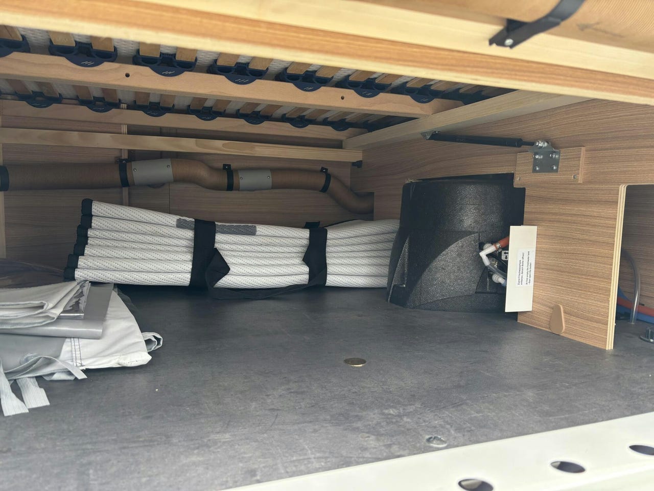 Coffre de rangement et équipements extérieurs de la Dethleffs Camper 530 FSK