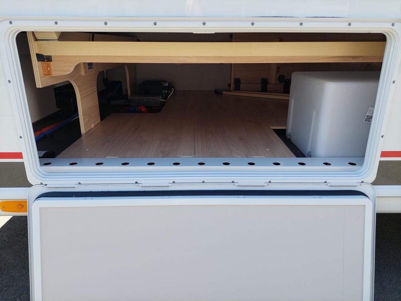 Coffre de rangement et trappes de la Dethleffs Camper 730 FKR SNOW