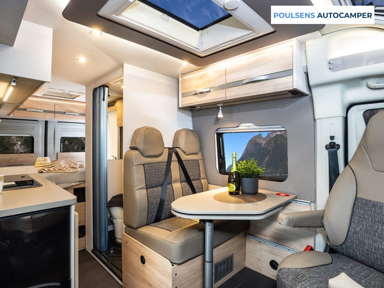 Salon intérieur du camping-car urbain Dethleffs GLOBETRAIL CVD 600 DS 2025 avec banquettes et éclairage LED