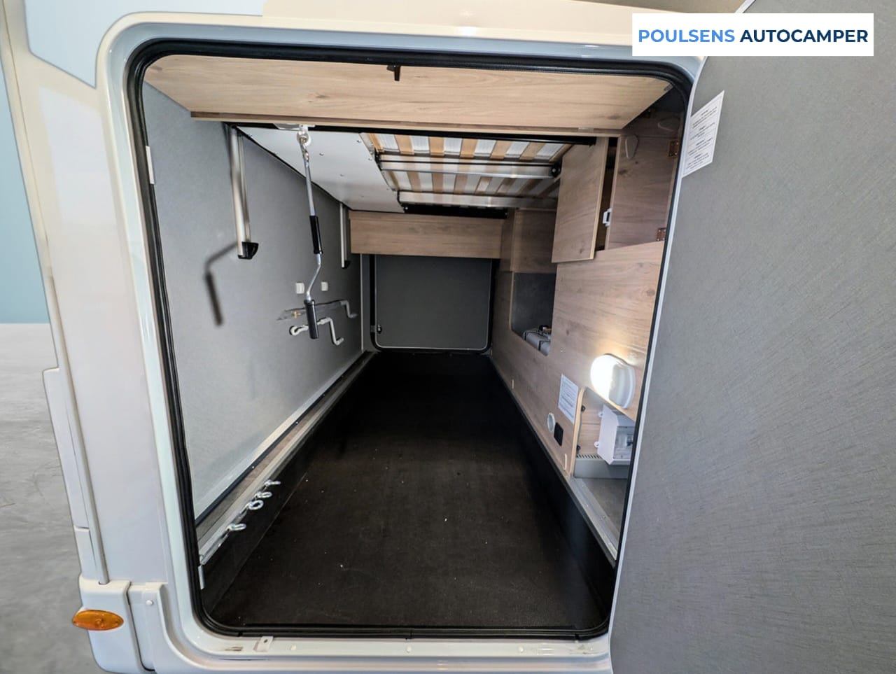 Salle de bain du camping-car semi-intégré Dethleffs Just Camp T 7052 2026 avec lavabo, fenêtre et rangements pratiques