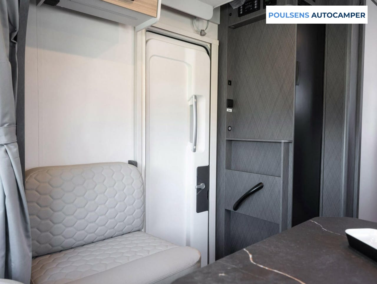 Salon intérieur du camping‑car Etrusco T 7.4 SB 2026 avec banquettes et éclairage LED