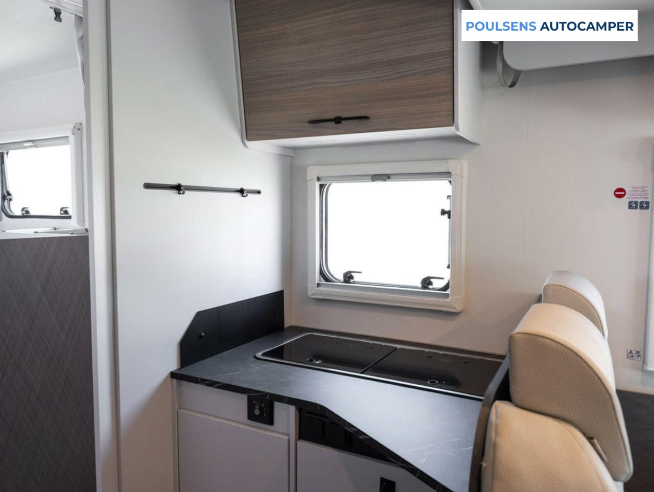 Cuisine du camping‑car Etrusco T 7.4 SB 2026 avec réfrigérateur et rangements