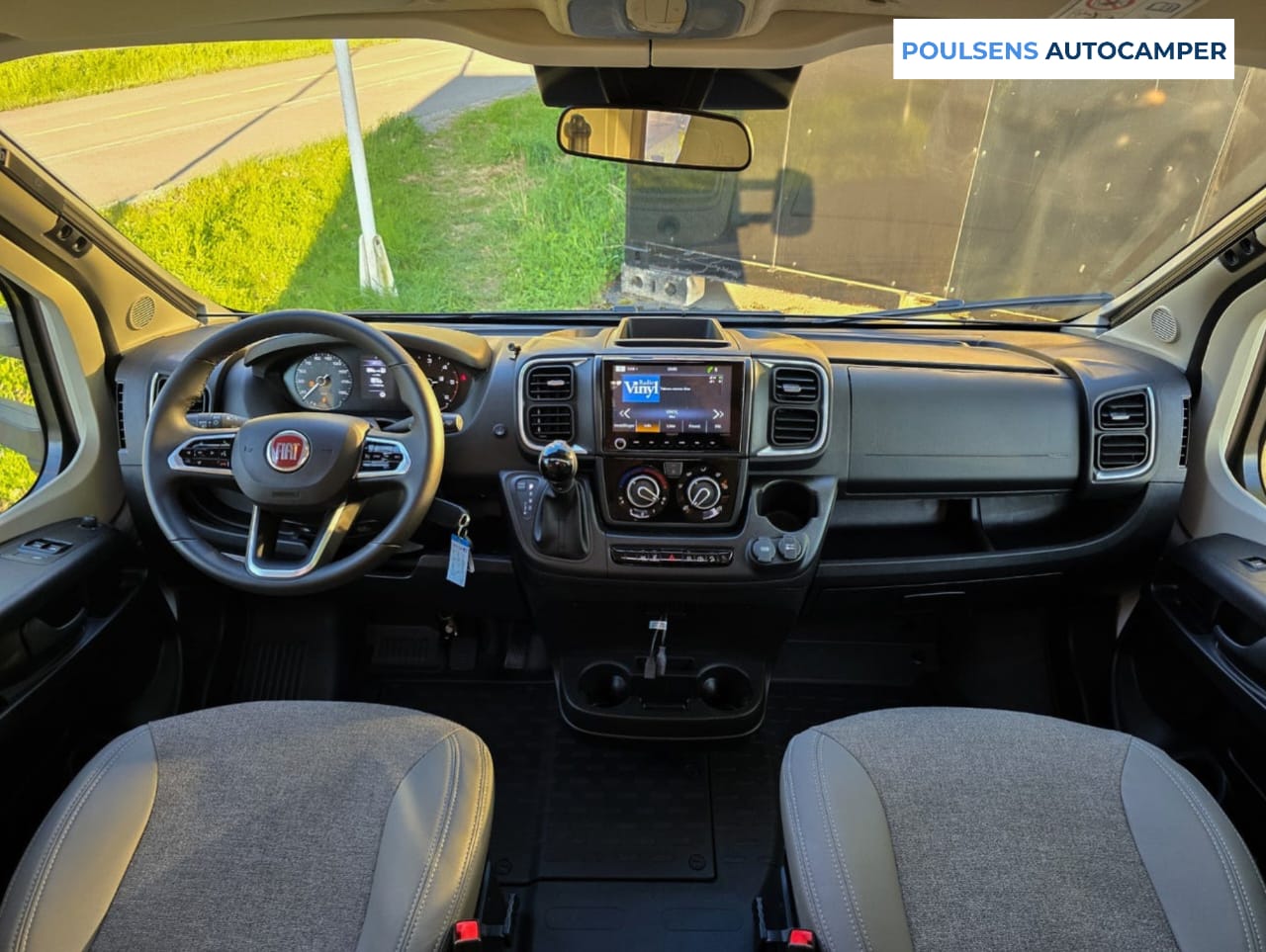 Cabine avant du Etrusco T7400 QBC 2024 avec tableau de bord Fiat

