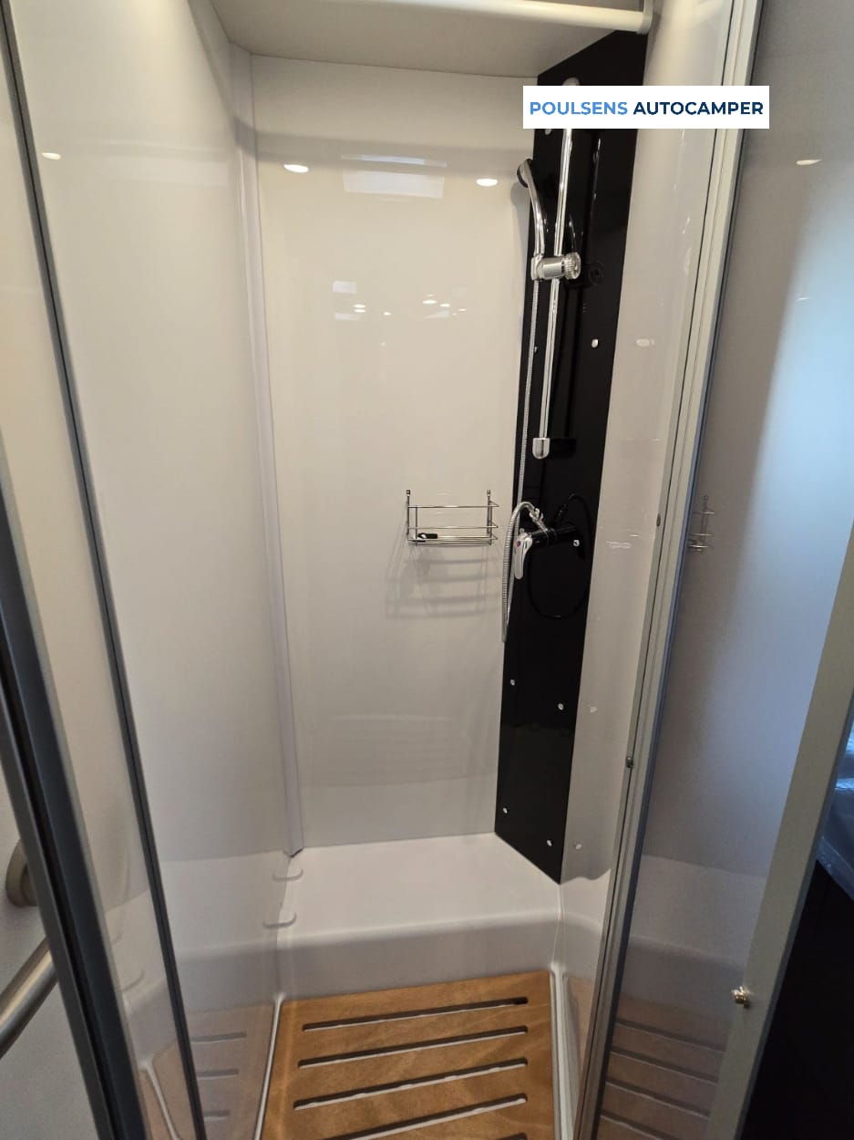 Salle de bain du Etrusco T7400 QBC 2024 avec douche et toilettes