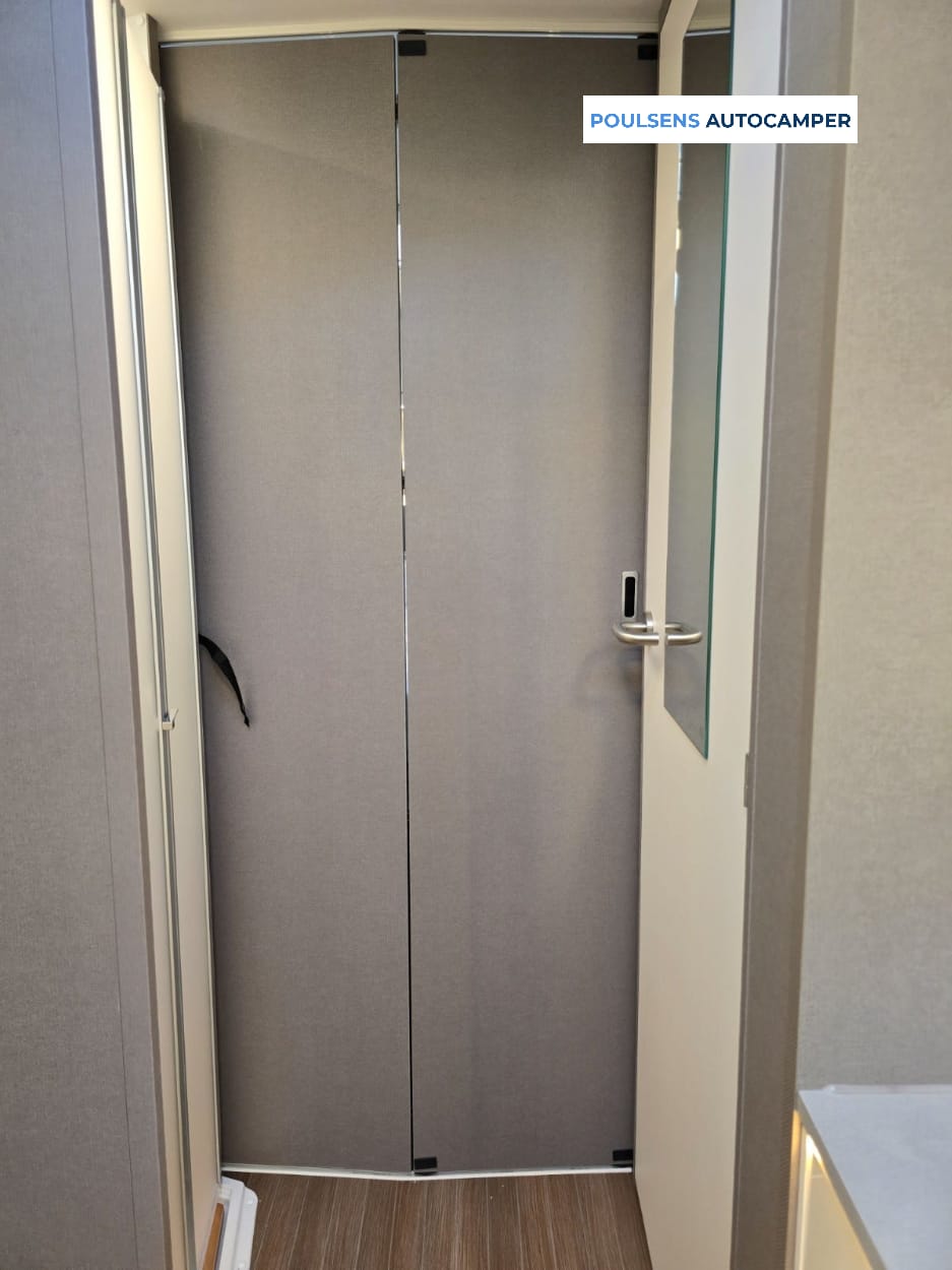 Salle de bain du Etrusco T7400 QBC 2024 avec douche et toilettes