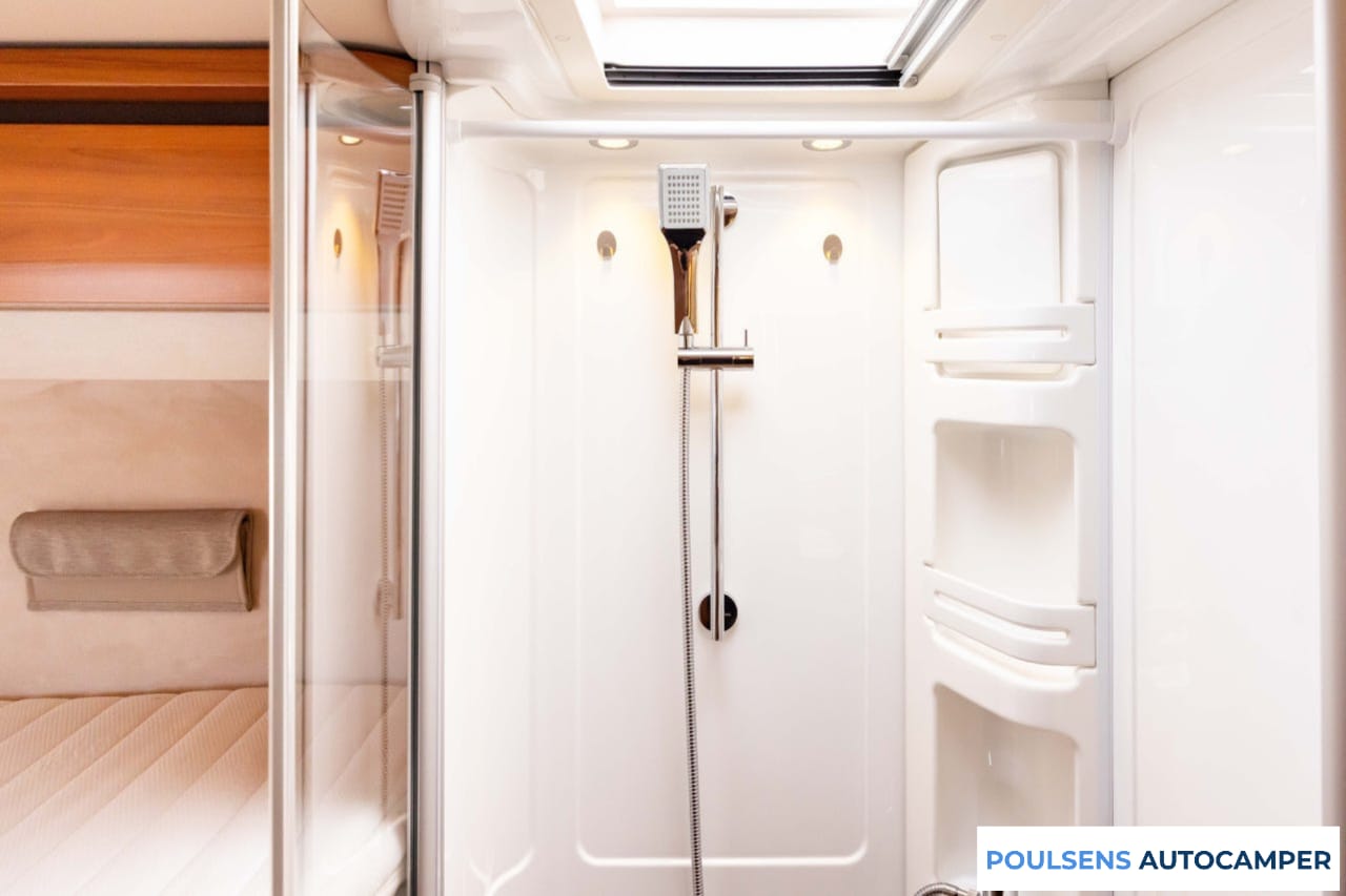 Salle de bain du Hymer B 878 SL 2017 avec douche séparée