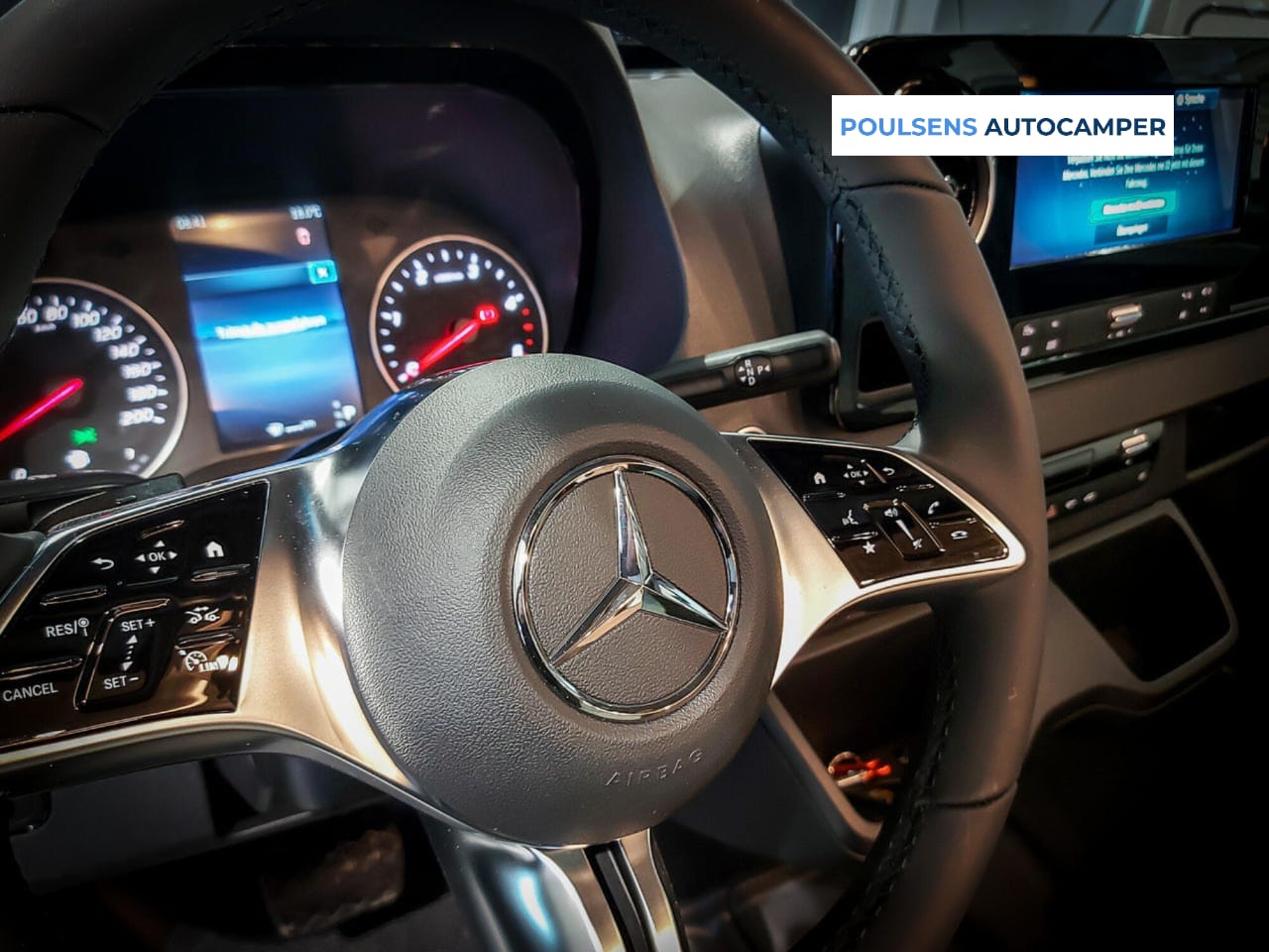 Cabine avant du Hymer ML‑T 570 CrossOver avec tableau de bord Mercedes