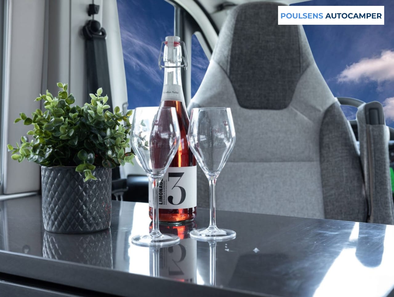 Salon intérieur du camping-car urbain Knaus BOXLIFE PRO 600 STREET 2025 avec banquettes et moquette