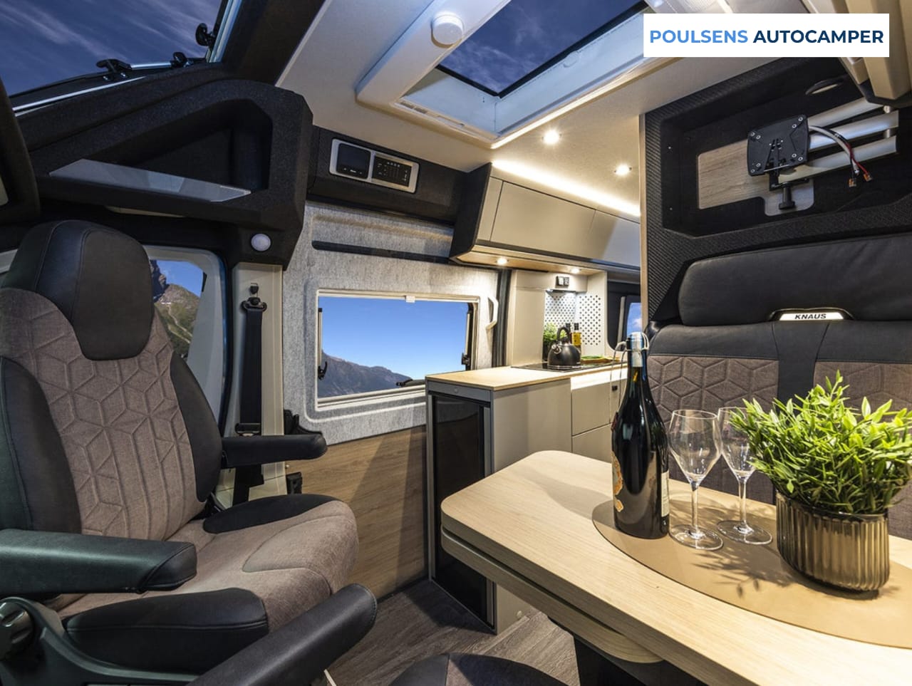Cuisine du camping-car urbain Knaus BOXTIME 630 ME 2026 avec réfrigérateur et rangements