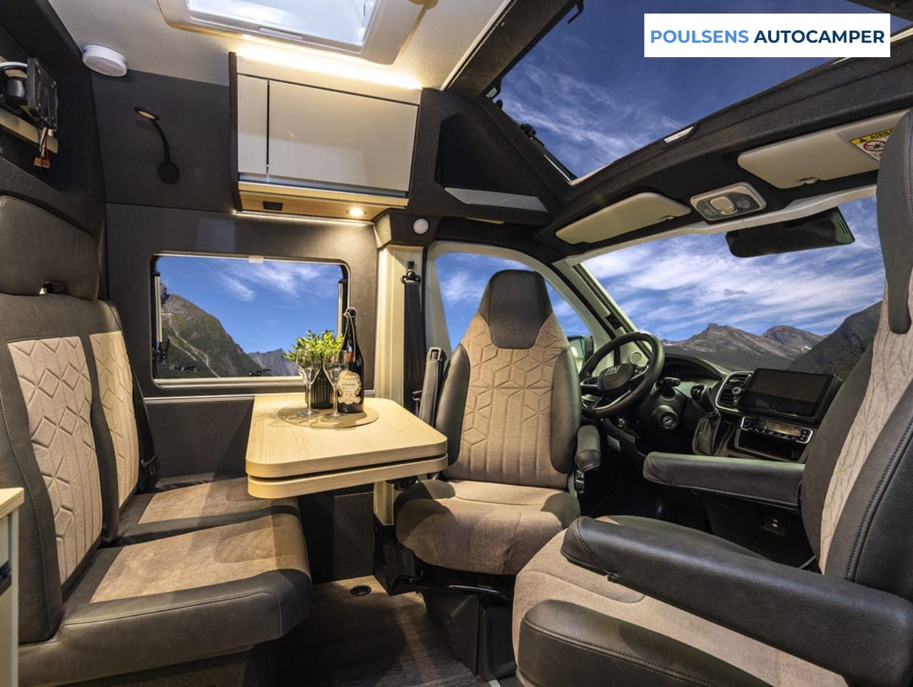 Salon intérieur du camping-car urbain Knaus BOXTIME 630 ME 2026 avec banquettes et éclairage LED