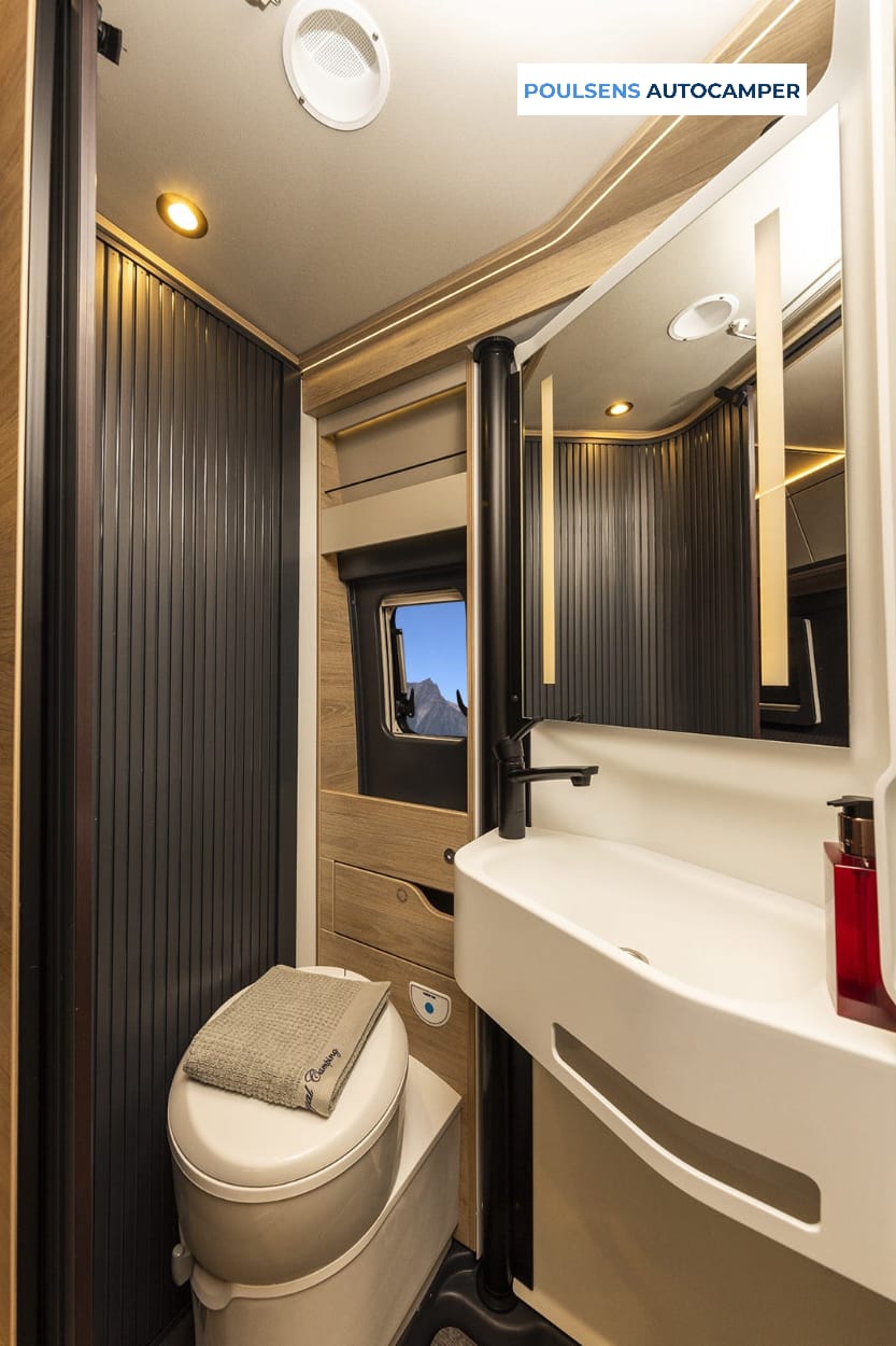 Salle de bain du camping-car urbain Knaus BOXTIME 630 ME 2026 avec douche et grille bois