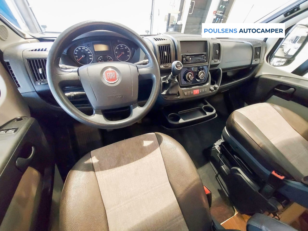 Cabine avant du Knaus Sky TI 650 MG avec tableau de bord Fiat