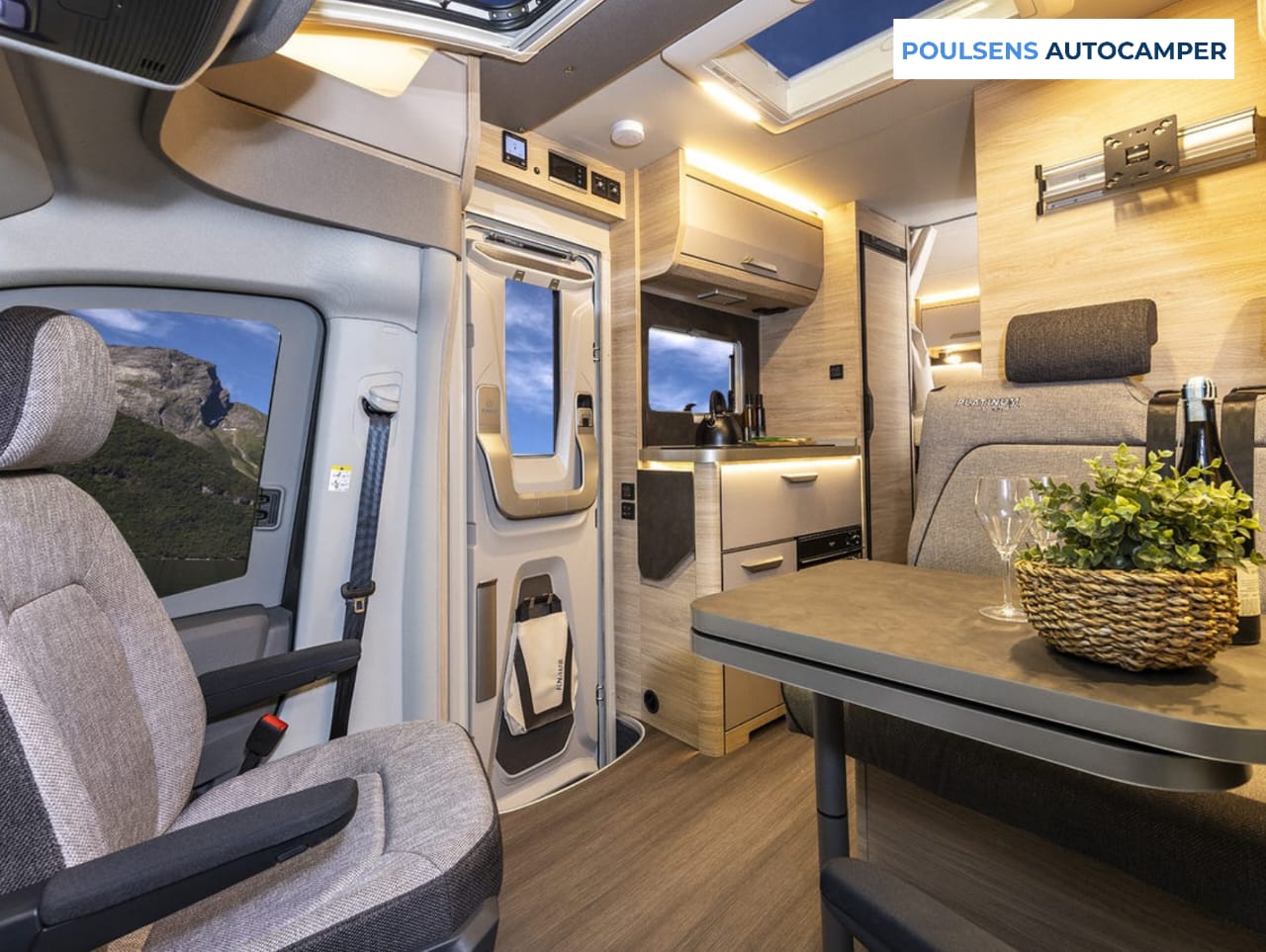Salon intérieur du camping-car semi-intégré Knaus VAN TI PLUS 650 MEG Platinum Selection 2026 avec banquettes et éclairage LED