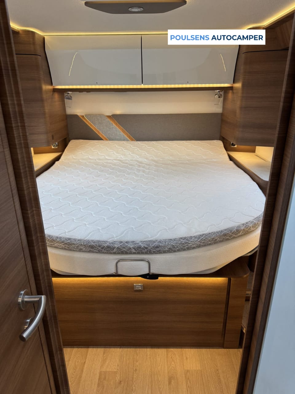 Espace couchage du Rapido 696F avec lit central et lit pavillon