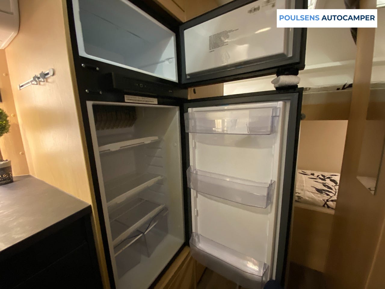 Cuisine du Sunlight A68 avec réfrigérateur et congélateur