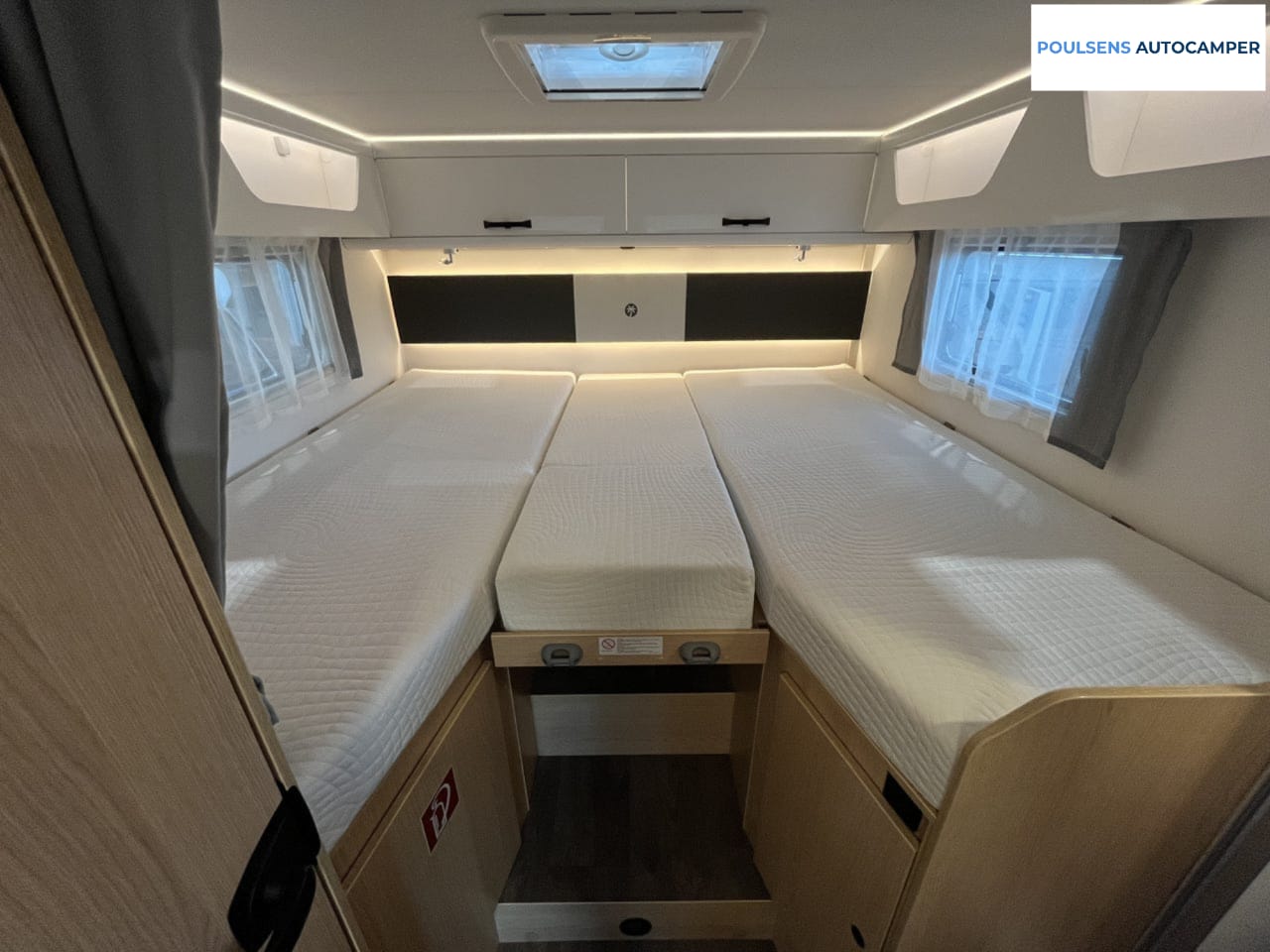 Espace couchage du Sunlight T 68 Adventure Edition avec lits jumeaux et lit pavillon