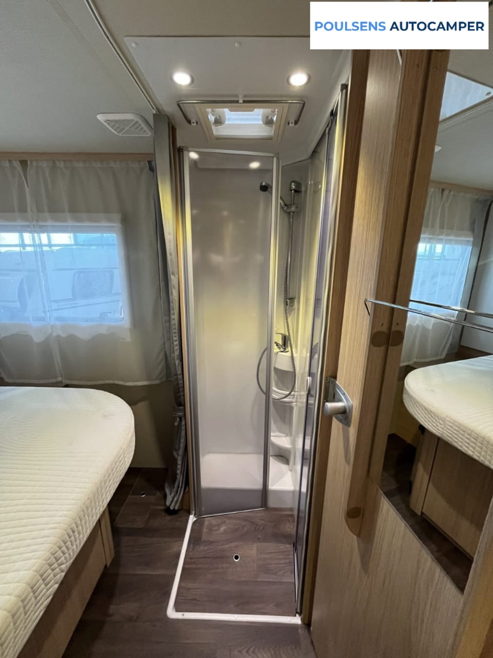 Salle de bain du Sunlight T 69 L avec douche séparée