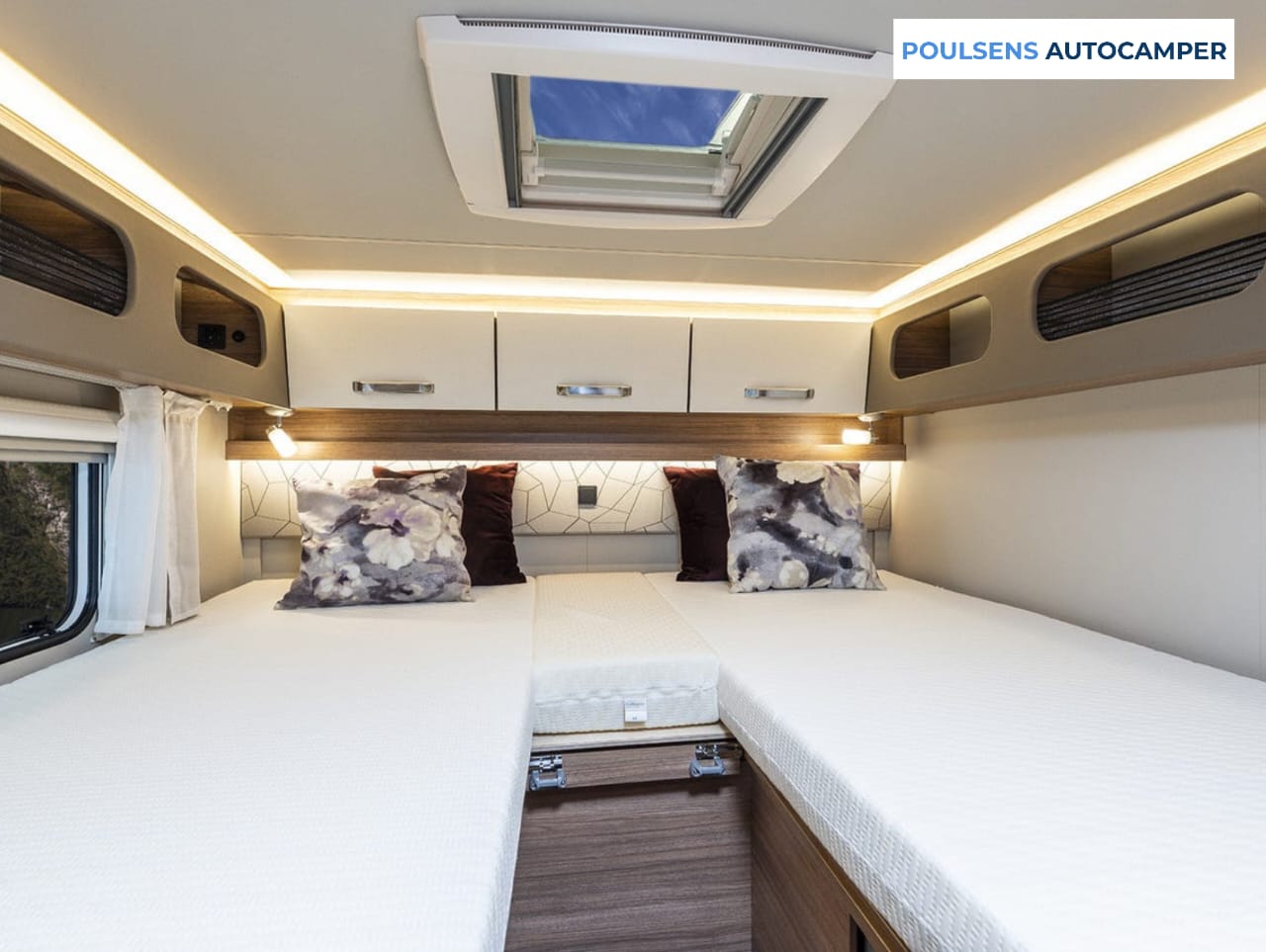 Espace couchage du camping-car semi-intégré Weinsberg CaraCompact Pepper 600 MEG 2026 avec 3 couchages confortables