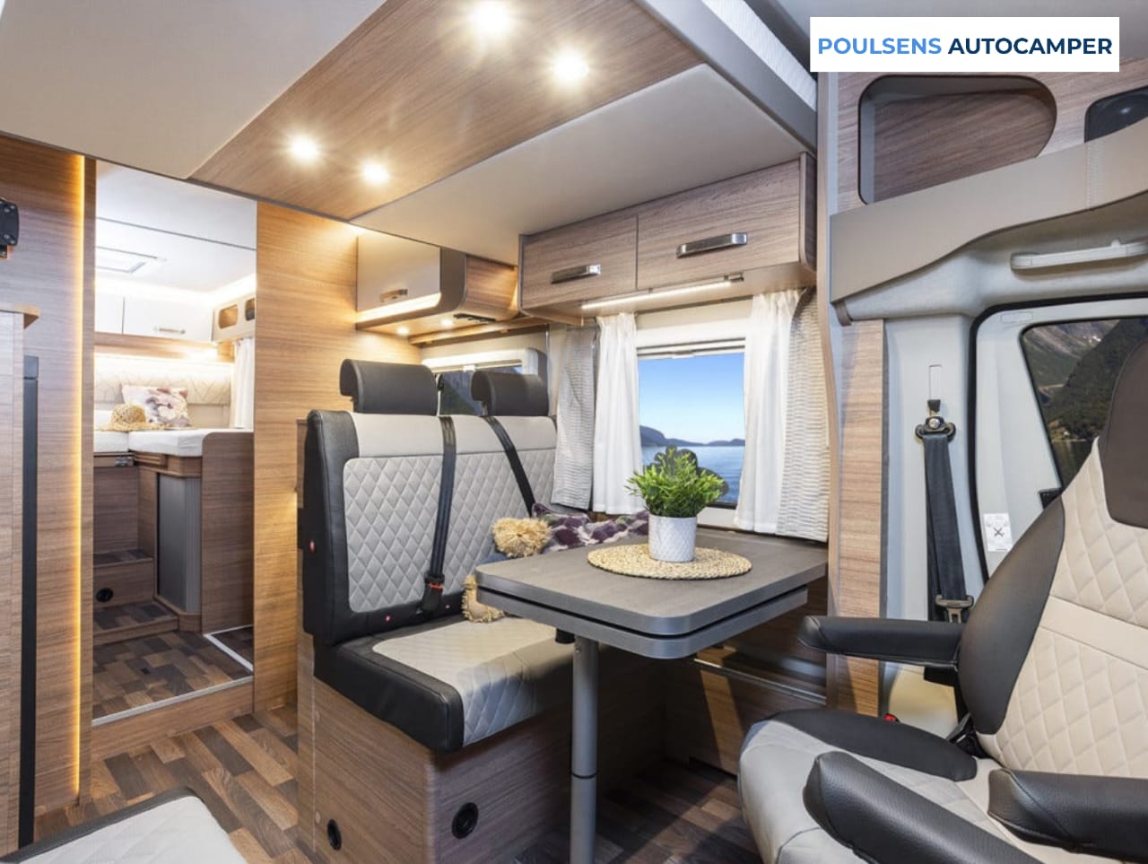 Salon intérieur du camping-car semi-intégré Weinsberg CARASUITE 700 ME 2023 avec banquettes, éclairage LED et tissu Fifty Shades