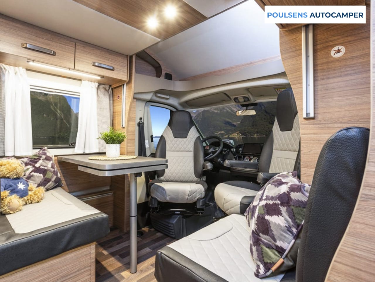 Salon intérieur du camping-car semi-intégré Weinsberg CARASUITE 700 ME 2023 avec banquettes, éclairage LED et tissu Fifty Shades
