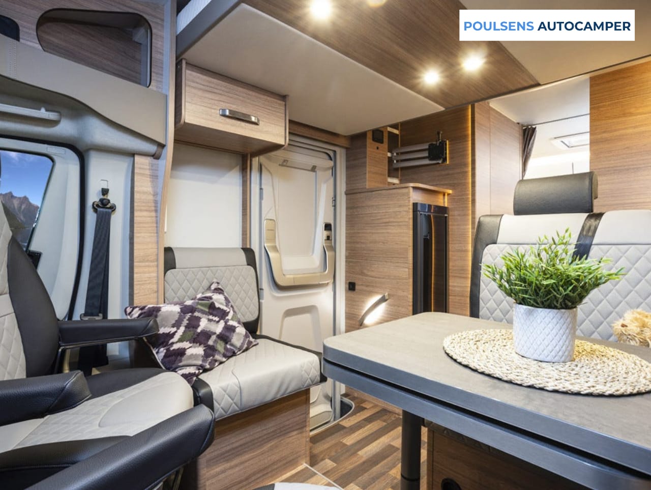 Salon intérieur du camping-car semi-intégré Weinsberg CARASUITE 700 ME 2023 avec banquettes, éclairage LED et tissu Fifty Shades